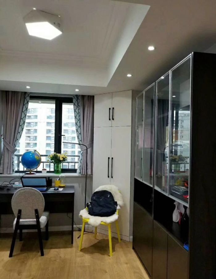 �人�ڴ���԰һ��װ��Ч��ͼ